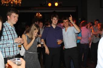 Afgestudeerdenfeest - diner en feest 80